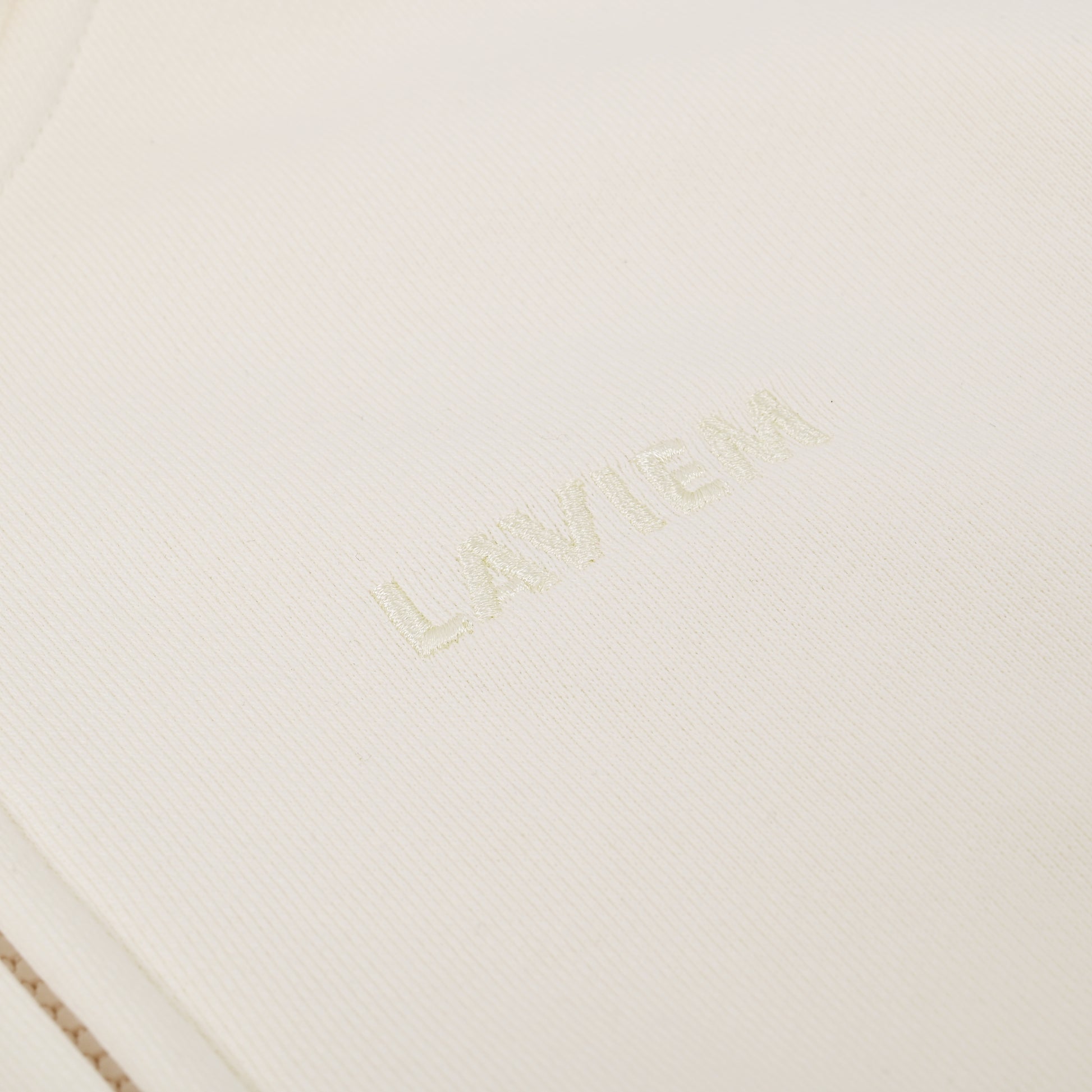 Close-up of a white surface with 'Laviem' branding.